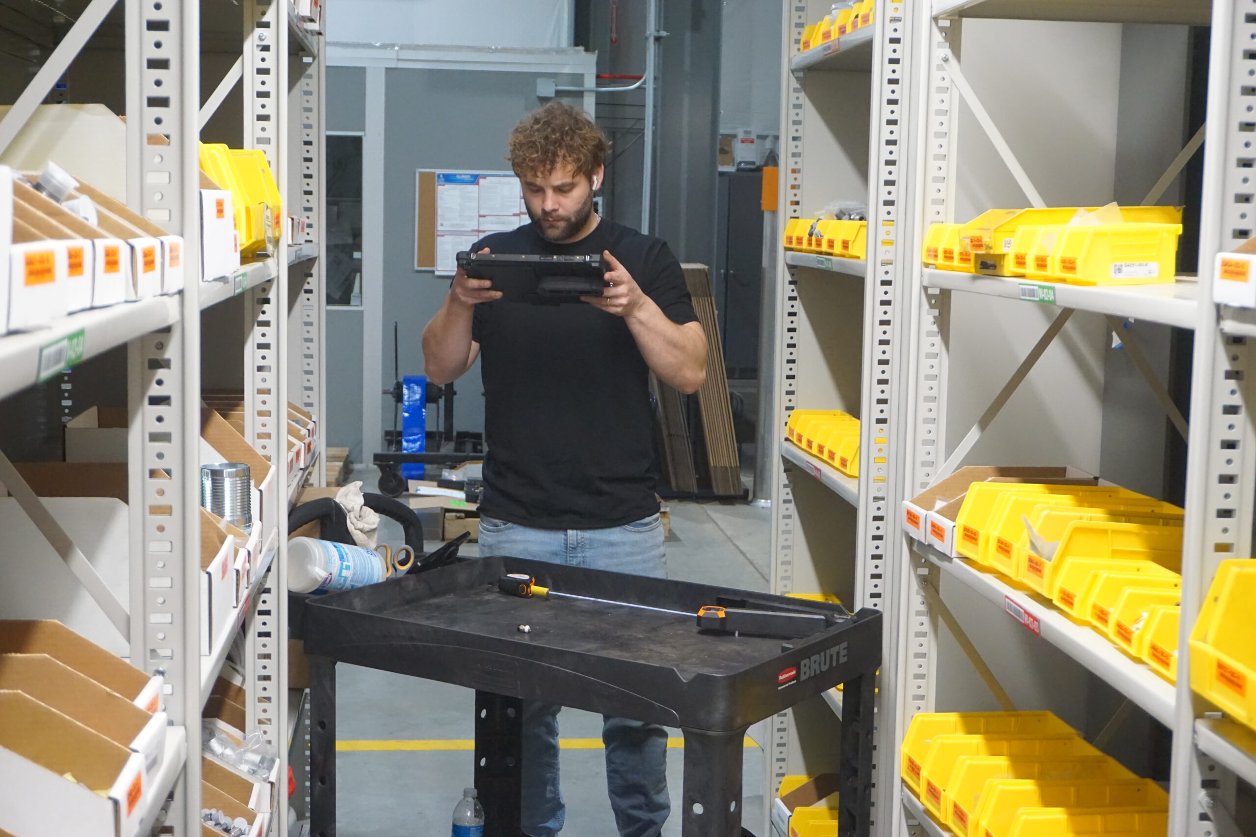 man dimensioning with tablet